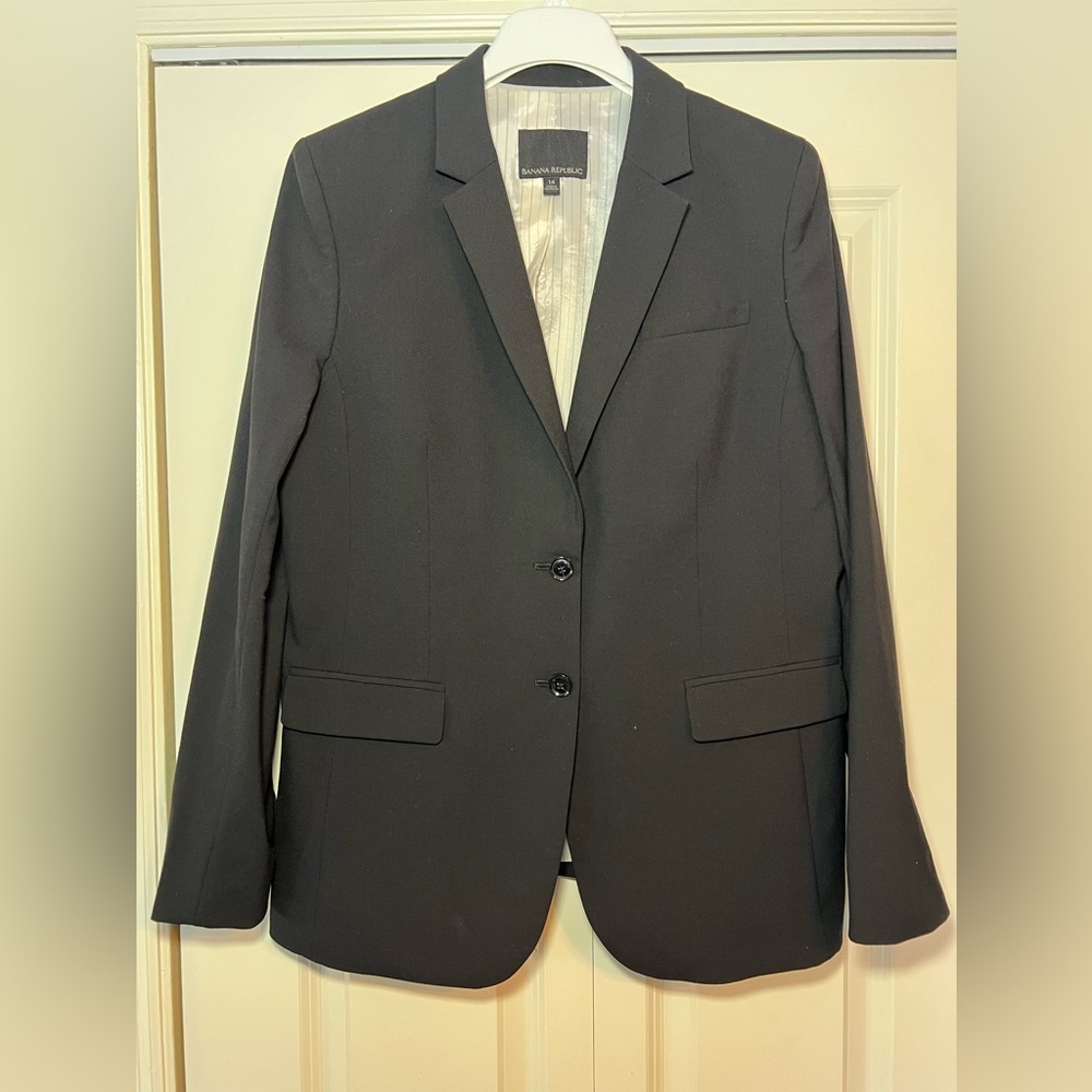 Banana Republic Women’s two-button black blazer. Fully lined. Wool blend. Sz 14.
